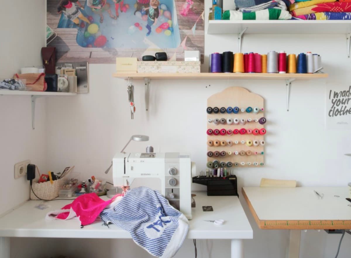 Unser Kreativstudio — Werkstatt mit Nähmaschine, Garnen und Stoffen